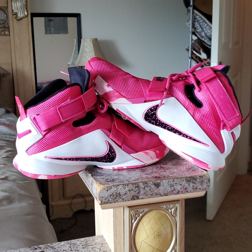 Lebron Soldier 9 "Think Pink"